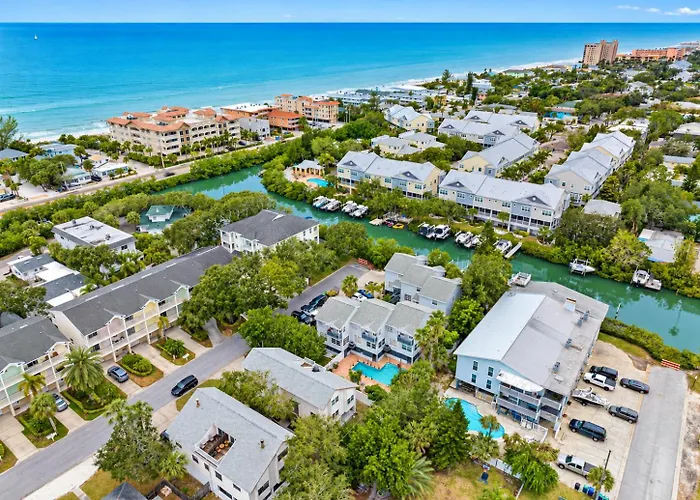 Gorgeous Townhouse One Block Away To Beaches! Holiday home