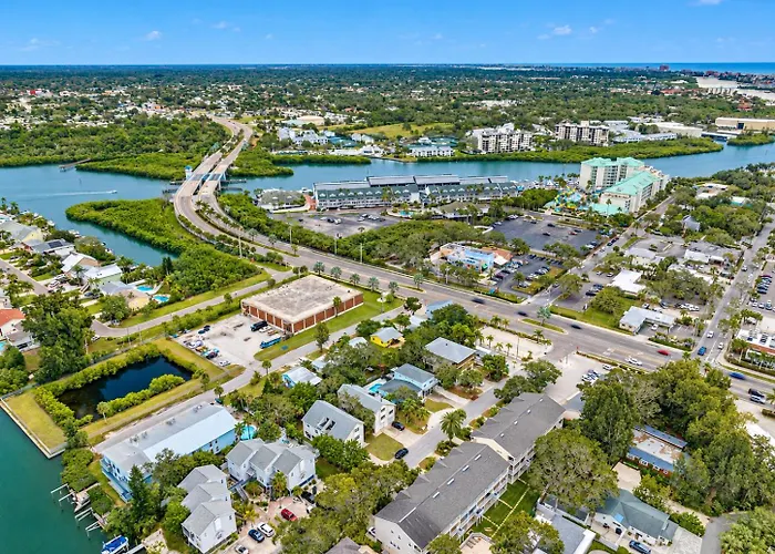 Gorgeous Townhouse One Block Away To Beaches! Holiday home *