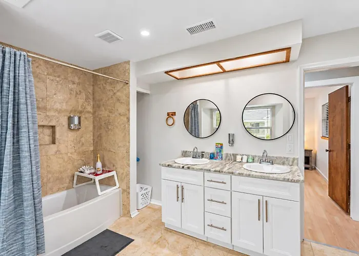 Gorgeous Townhouse One Block Away To Beaches!