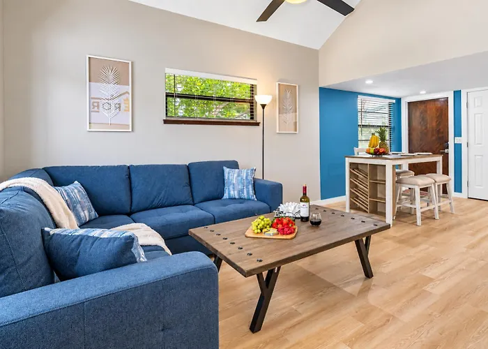 Gorgeous Townhouse One Block Away To Beaches! Holiday home *
