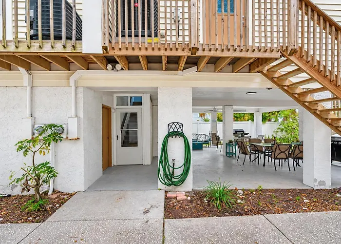 Gorgeous Townhouse One Block Away To Beaches! Clearwater Beach