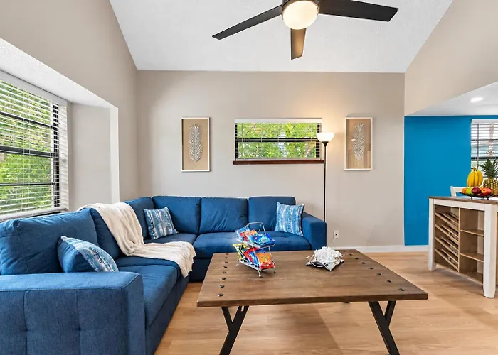 Gorgeous Townhouse One Block Away To Beaches!