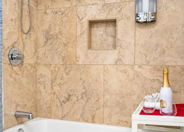 Gorgeous Townhouse One Block Away To Beaches! *