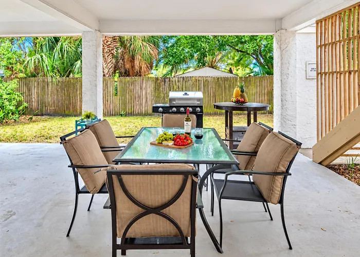 Gorgeous Townhouse One Block Away To Beaches! Holiday home *