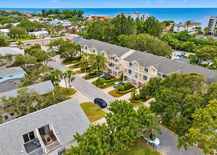 Gorgeous Townhouse One Block Away To Beaches! Holiday home *