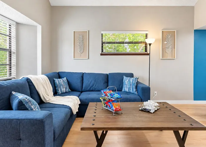 Gorgeous Townhouse One Block Away To Beaches! *